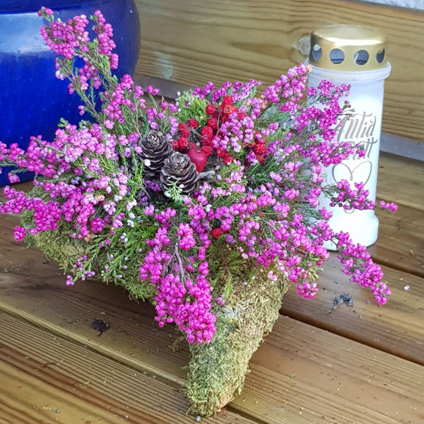blomsterarrangemang mosshjärta gravdekoration
