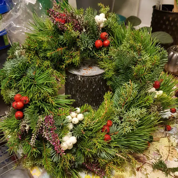 blomsterarrangemang krans till jul